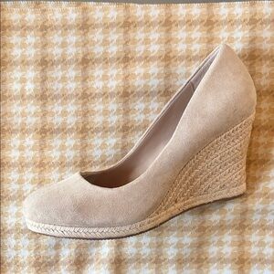 Neiman Marcus Neutral Wedge Shoes. 9M